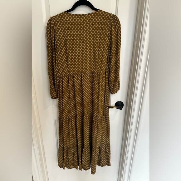 Madewell V-Neck Tiered Button-Front Midi Dress with hidden pockets. Size 8 - Picture 6 of 7